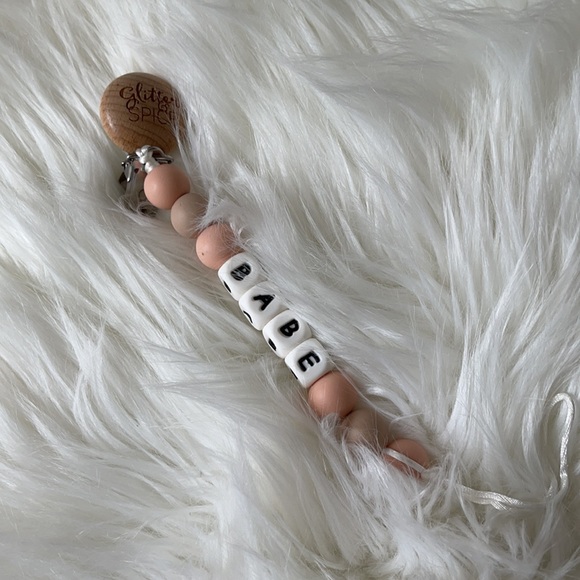 ‘Babe’ pacifier clip never used - Picture 6 of 6